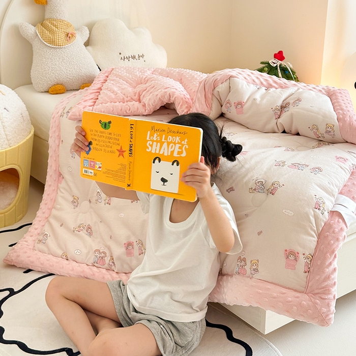 91家纺网 家纺一手货源 找家纺 嗨生活 2025新款全棉双层纱豆豆被儿童被春秋被冬被幼儿园被子系列 幸福女孩