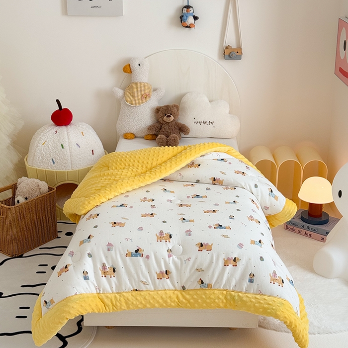91家纺网 家纺一手货源 找家纺 嗨生活 2025新款全棉双层纱豆豆被儿童被春秋被冬被幼儿园被子系列 可爱腊肠狗