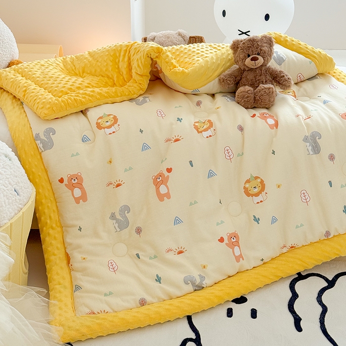 91家纺网 家纺一手货源 找家纺 嗨生活 2025新款全棉双层纱豆豆被儿童被春秋被冬被幼儿园被子系列 狮子王国