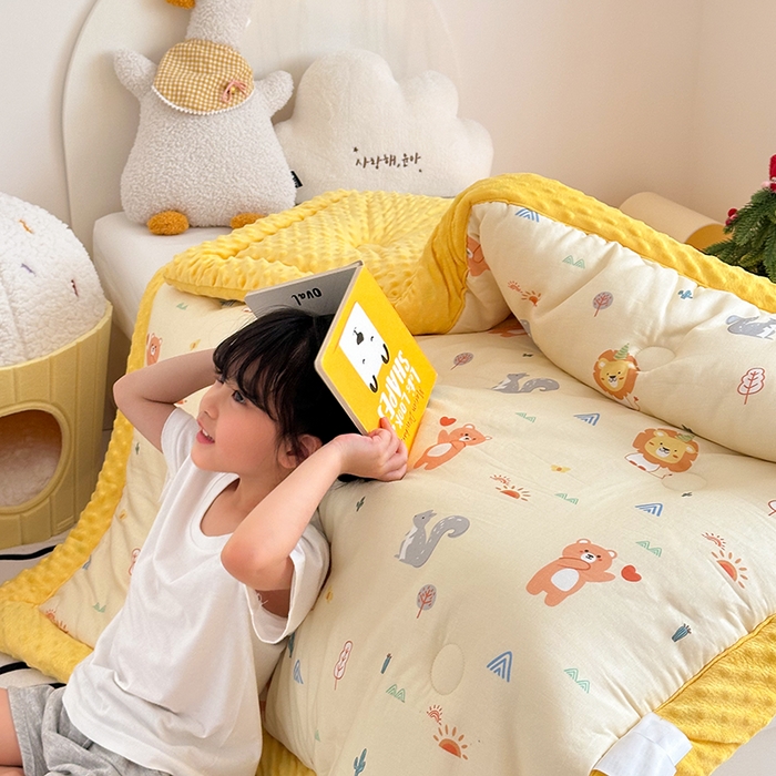 91家纺网 家纺一手货源 找家纺 嗨生活 2025新款全棉双层纱豆豆被儿童被春秋被冬被幼儿园被子系列 狮子王国