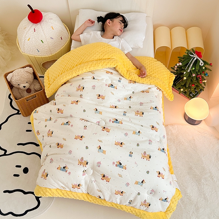 91家纺网 家纺一手货源 找家纺 嗨生活 2025新款全棉双层纱豆豆被儿童被春秋被冬被幼儿园被子系列 可爱腊肠狗
