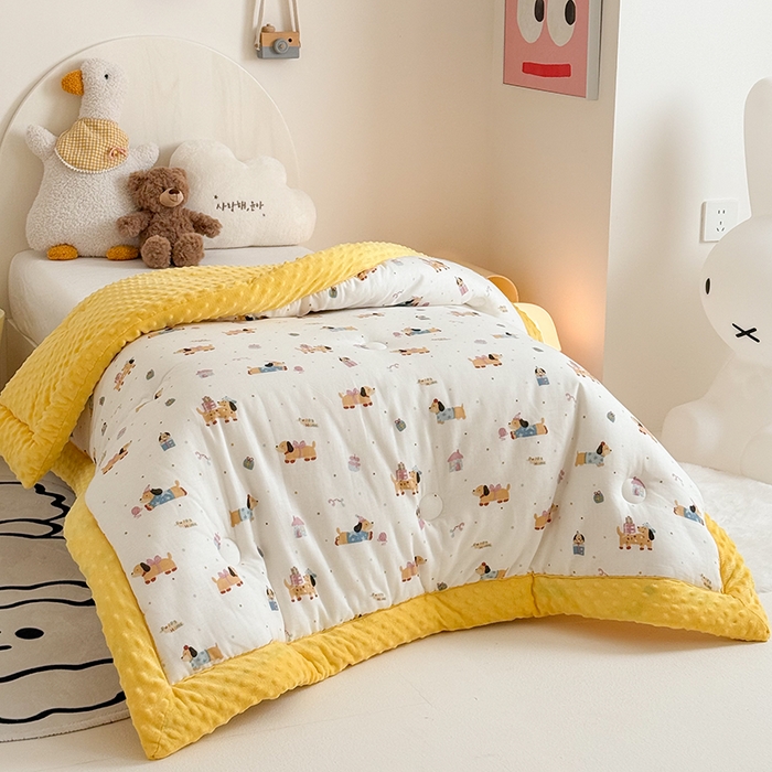91家纺网 家纺一手货源 找家纺 嗨生活 2025新款全棉双层纱豆豆被儿童被春秋被冬被幼儿园被子系列 可爱腊肠狗