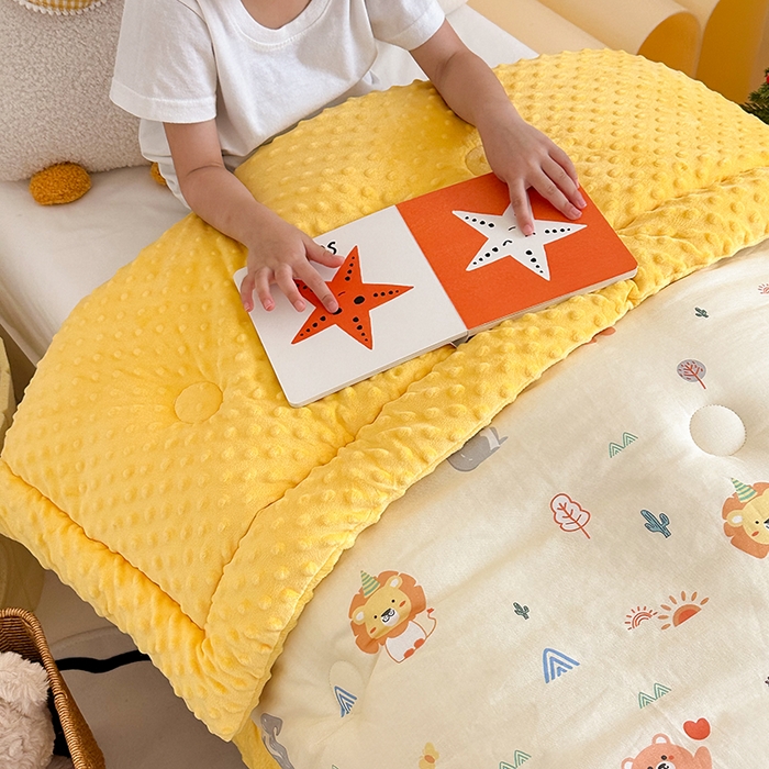 91家纺网 家纺一手货源 找家纺 嗨生活 2025新款全棉双层纱豆豆被儿童被春秋被冬被幼儿园被子系列 狮子王国