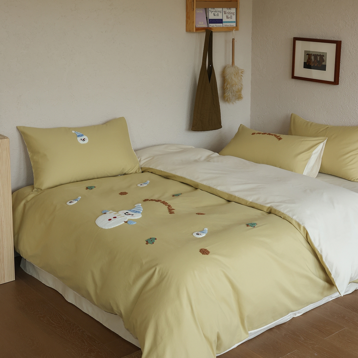 91家纺网 家纺一手货源 找家纺 时光里 2025新款全棉100S卡通风磨毛毛巾绣四件套 缤纷小雪人