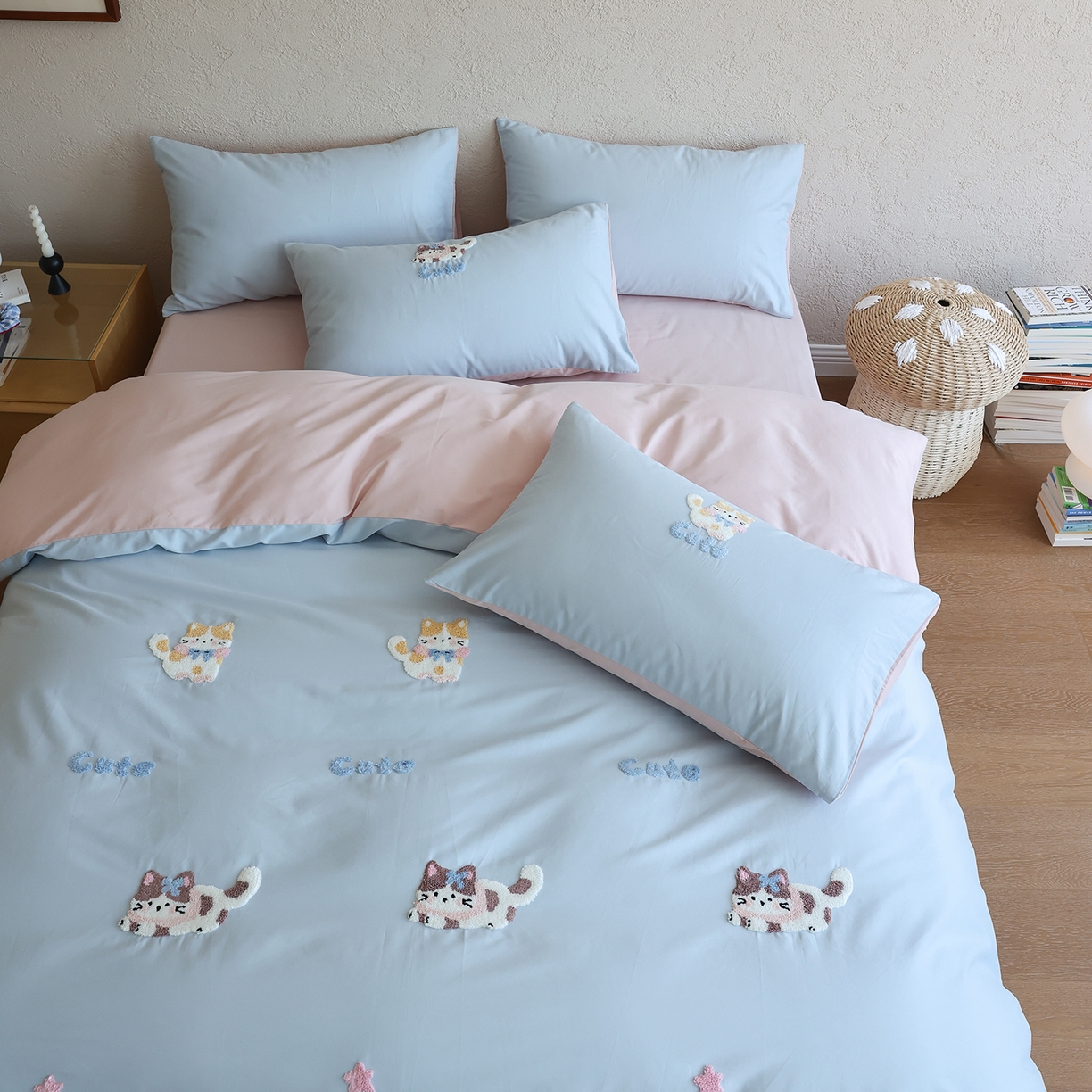 91家纺网 家纺一手货源 找家纺 时光里 2025新款全棉100S卡通风磨毛毛巾绣四件套 萌宠小猫咪