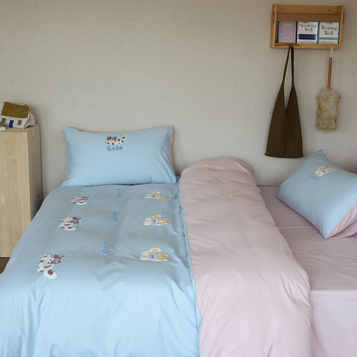 91家纺网 家纺一手货源 找家纺 时光里 2025新款全棉100S卡通风磨毛毛巾绣四件套 萌宠小猫咪