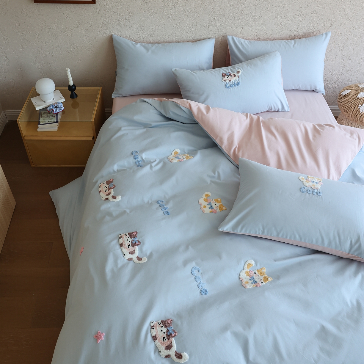 91家纺网 家纺一手货源 找家纺 时光里 2025新款全棉100S卡通风磨毛毛巾绣四件套 萌宠小猫咪