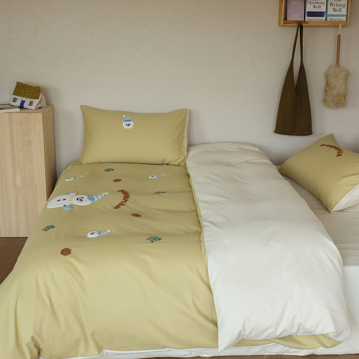 91家纺网 家纺一手货源 找家纺 时光里 2025新款全棉100S卡通风磨毛毛巾绣四件套 缤纷小雪人