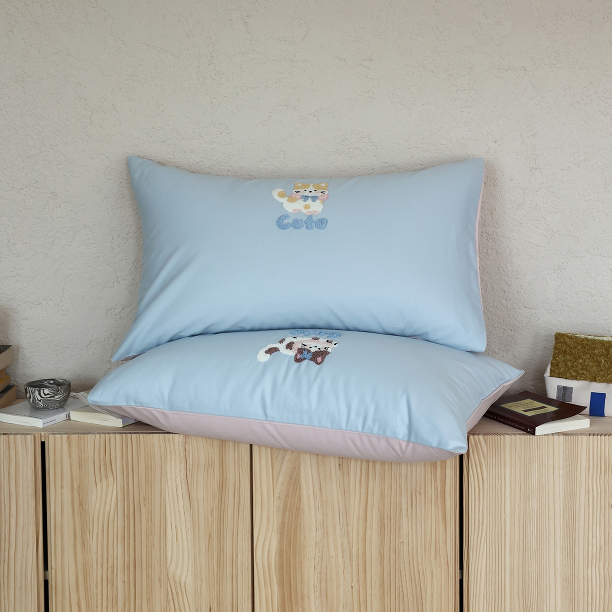 91家纺网 家纺一手货源 找家纺 时光里 2025新款全棉100S卡通风磨毛毛巾绣四件套 萌宠小猫咪