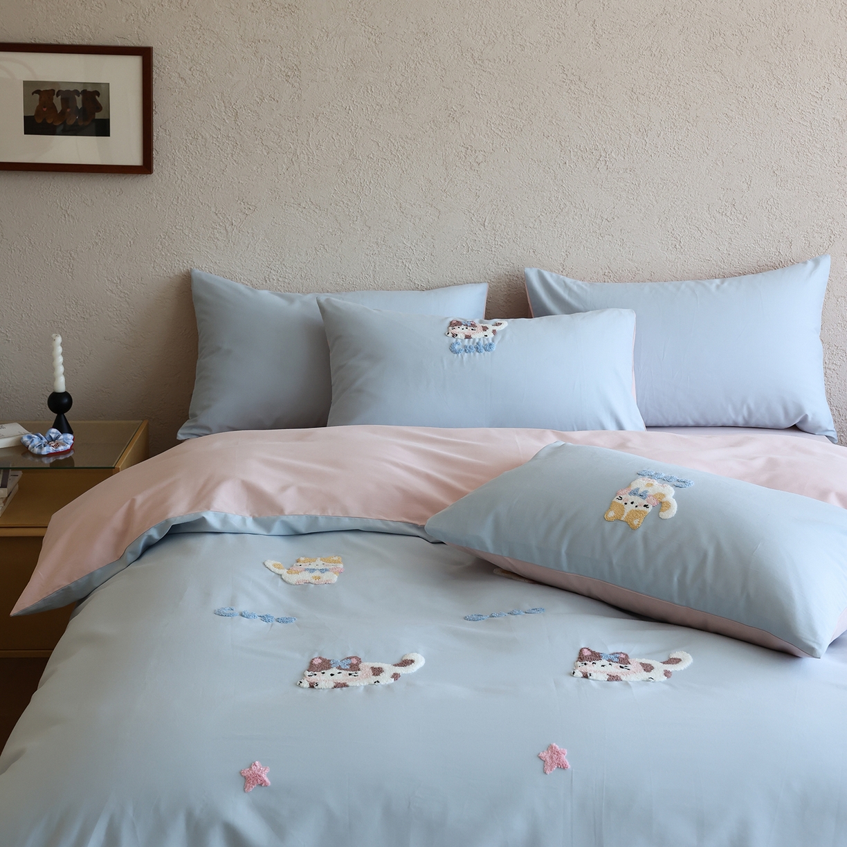 91家纺网 家纺一手货源 找家纺 时光里 2025新款全棉100S卡通风磨毛毛巾绣四件套 萌宠小猫咪