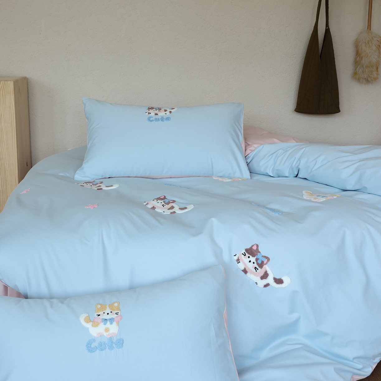 91家纺网 家纺一手货源 找家纺 时光里 2025新款全棉100S卡通风磨毛毛巾绣四件套 萌宠小猫咪