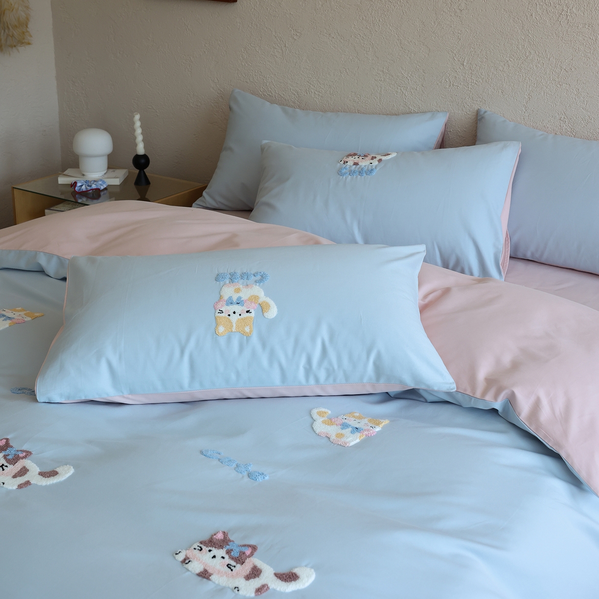 91家纺网 家纺一手货源 找家纺 时光里 2025新款全棉100S卡通风磨毛毛巾绣四件套 萌宠小猫咪