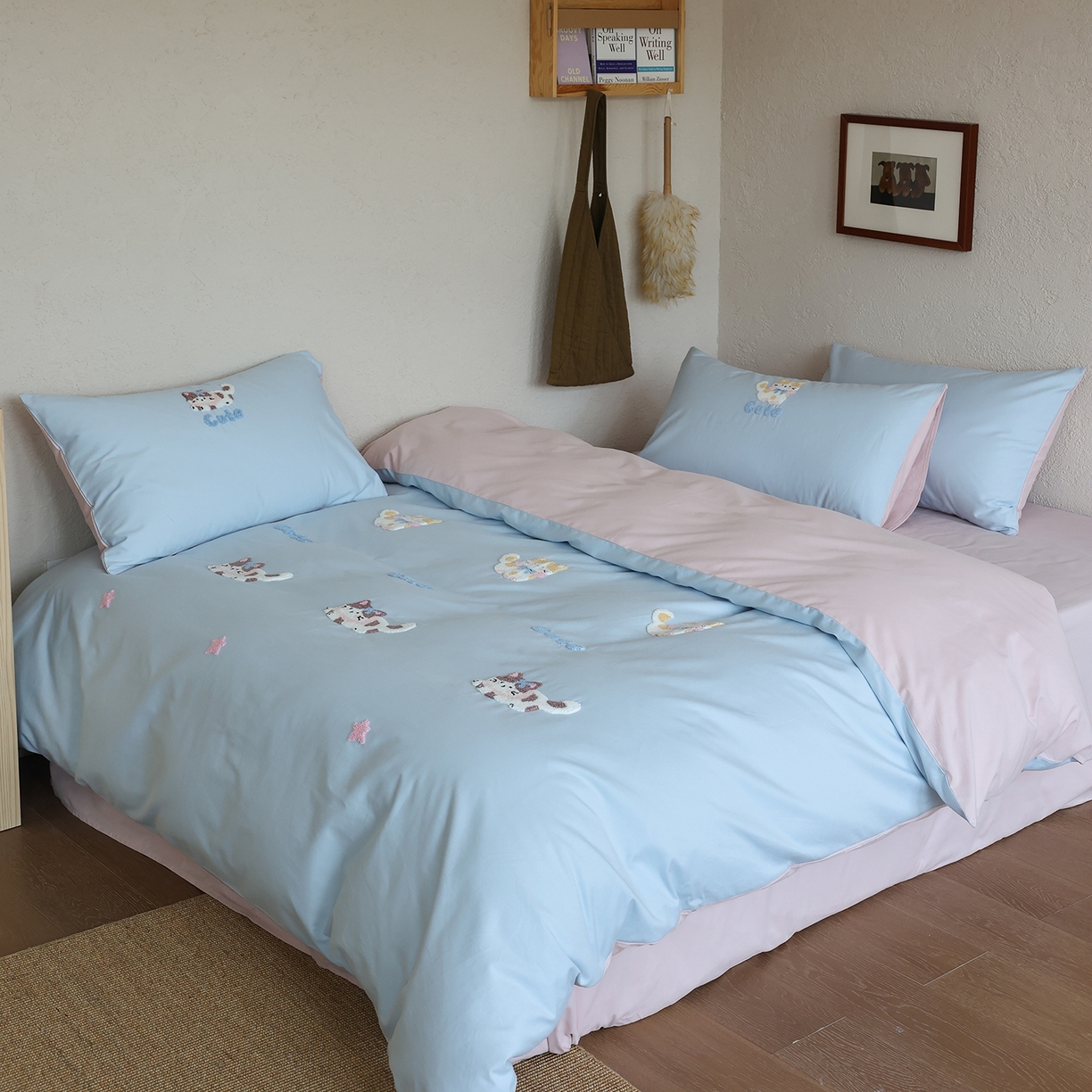 91家纺网 家纺一手货源 找家纺 时光里 2025新款全棉100S卡通风磨毛毛巾绣四件套 萌宠小猫咪