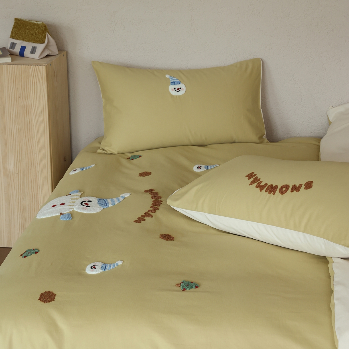 91家纺网 家纺一手货源 找家纺 时光里 2025新款全棉100S卡通风磨毛毛巾绣四件套 缤纷小雪人