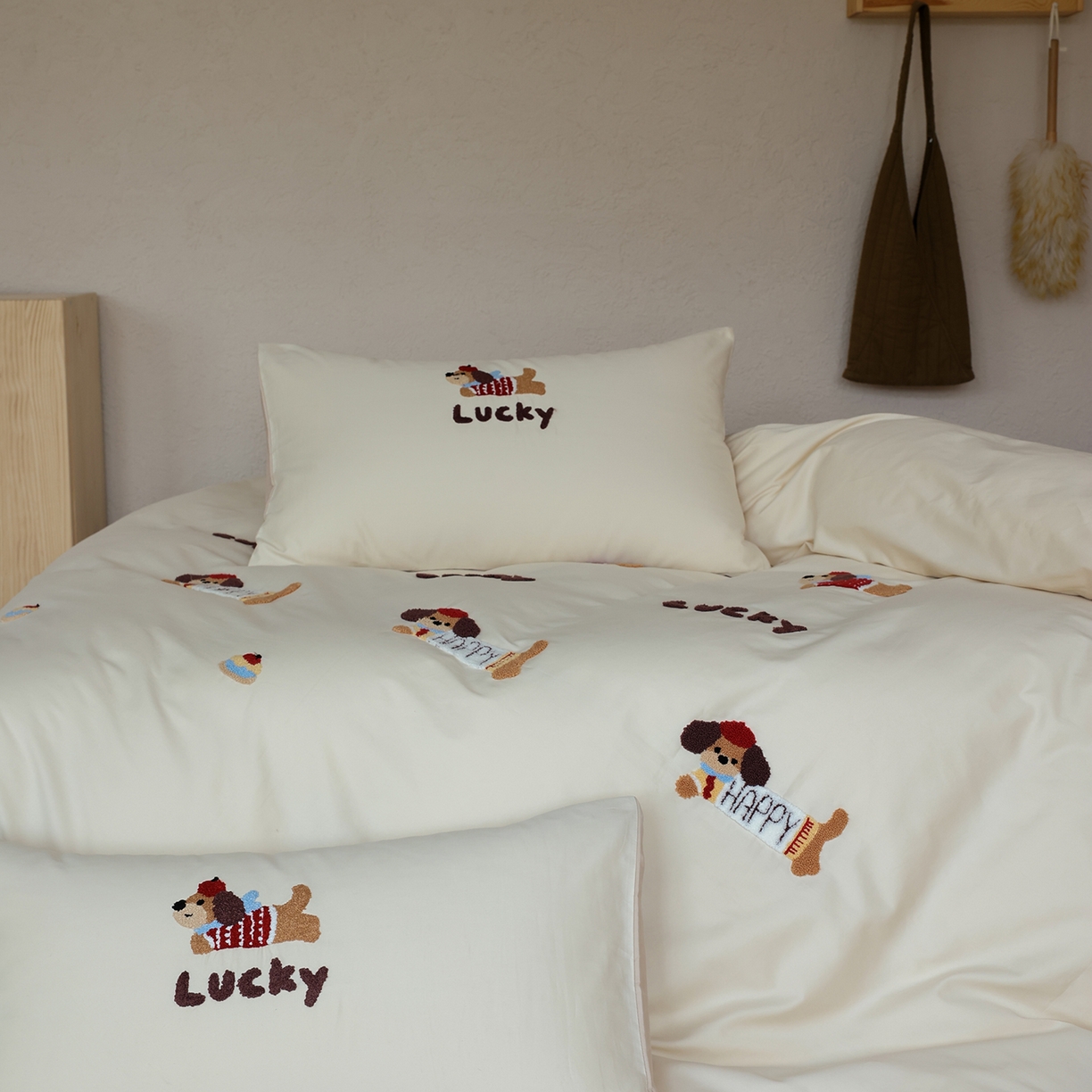 91家纺网 家纺一手货源 找家纺 时光里 2025新款全棉100S卡通风磨毛毛巾绣四件套 幸运腊肠狗