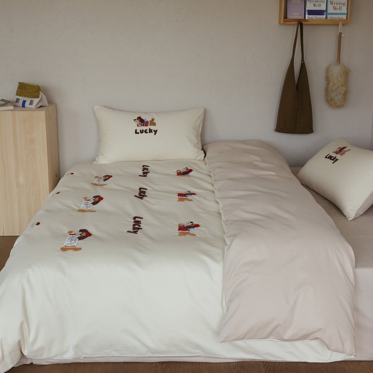 91家纺网 家纺一手货源 找家纺 时光里 2025新款全棉100S卡通风磨毛毛巾绣四件套 幸运腊肠狗