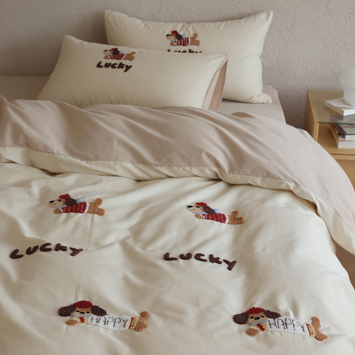 91家纺网 家纺一手货源 找家纺 时光里 2025新款全棉100S卡通风磨毛毛巾绣四件套 幸运腊肠狗