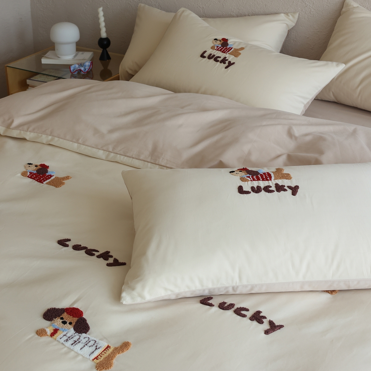 91家纺网 家纺一手货源 找家纺 时光里 2025新款全棉100S卡通风磨毛毛巾绣四件套 幸运腊肠狗