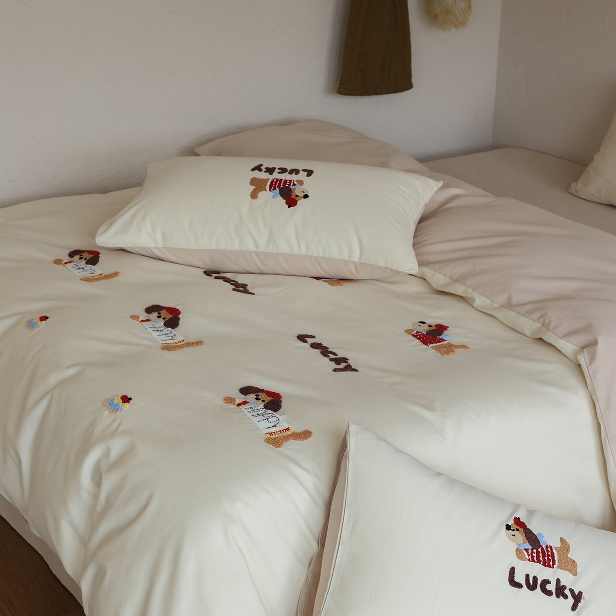 91家纺网 家纺一手货源 找家纺 时光里 2025新款全棉100S卡通风磨毛毛巾绣四件套 幸运腊肠狗