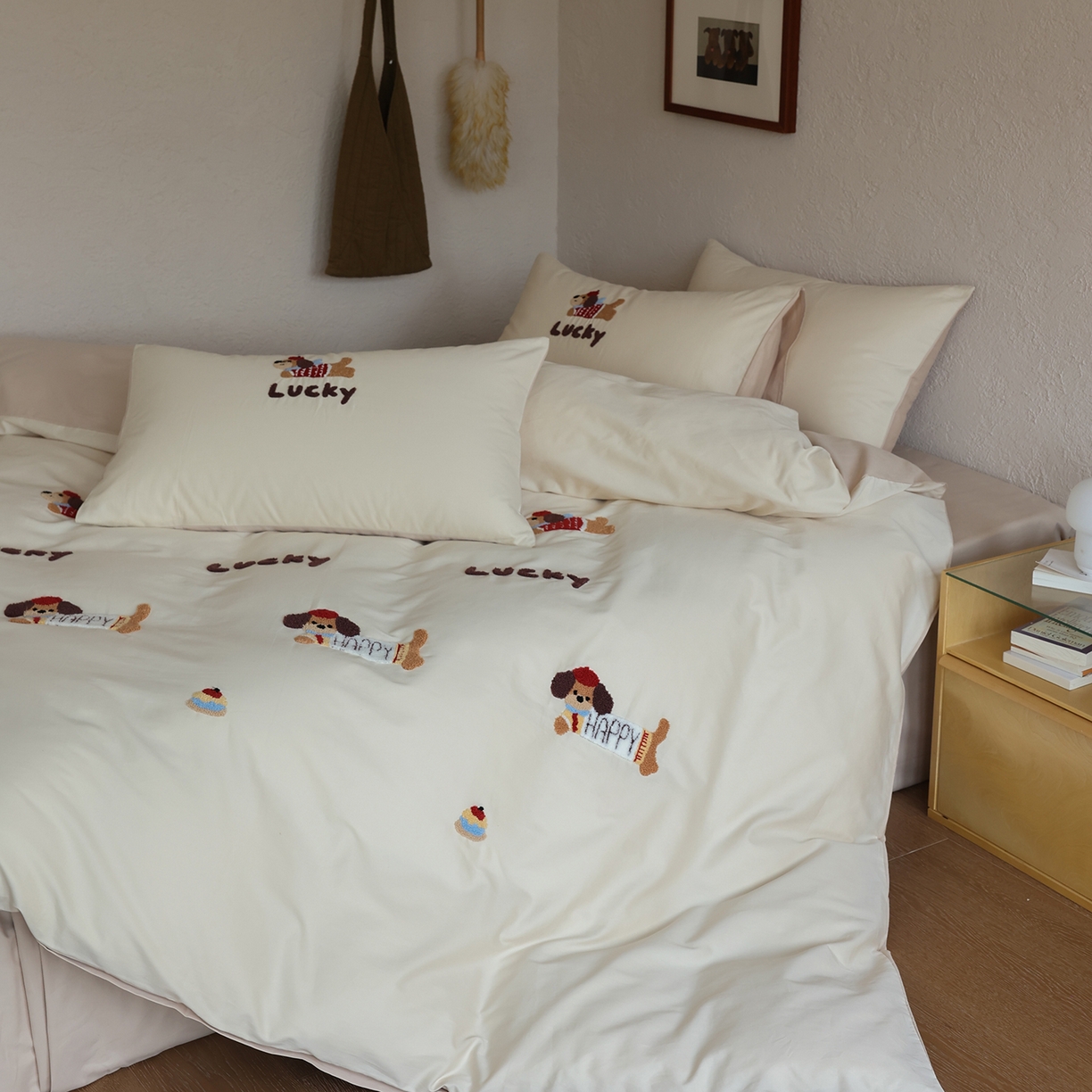 91家纺网 家纺一手货源 找家纺 时光里 2025新款全棉100S卡通风磨毛毛巾绣四件套 幸运腊肠狗