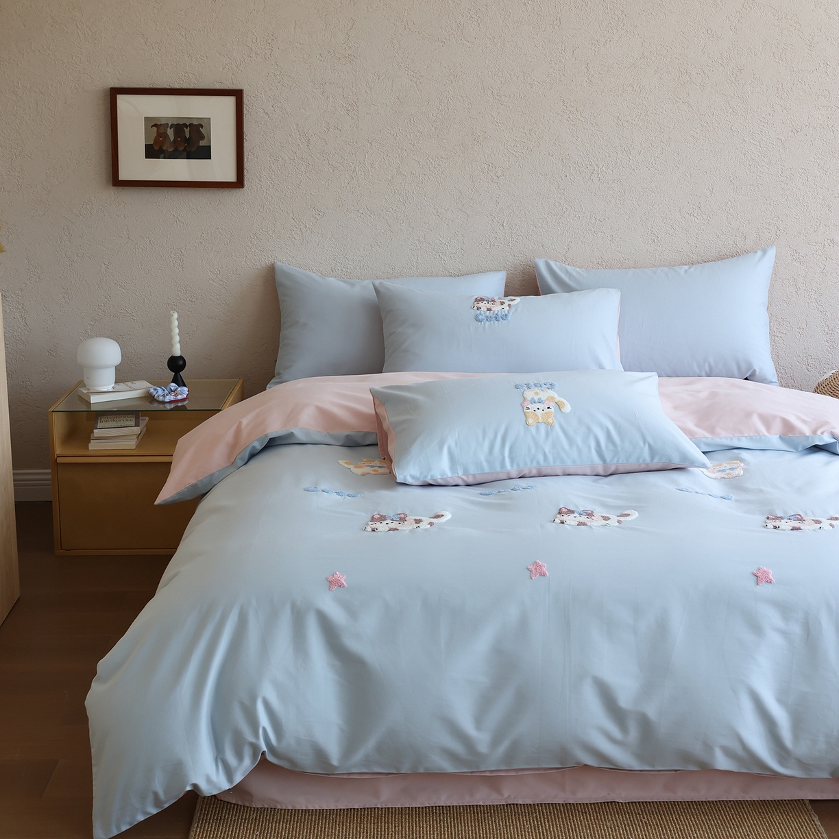 91家纺网 家纺一手货源 找家纺 时光里 2025新款全棉100S卡通风磨毛毛巾绣四件套 萌宠小猫咪