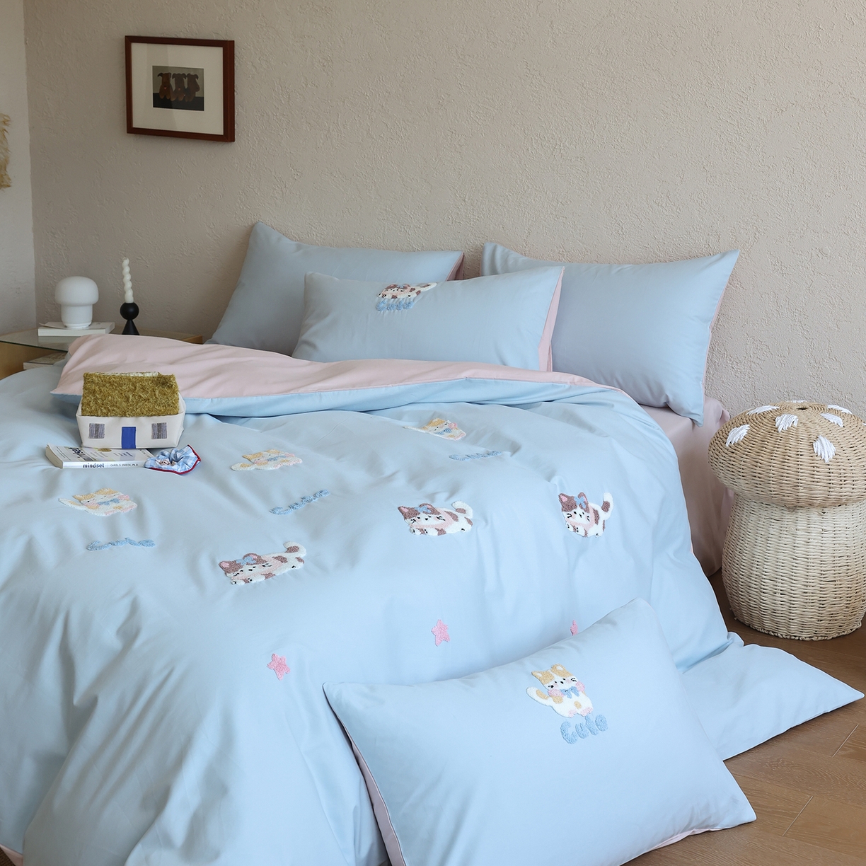 91家纺网 家纺一手货源 找家纺 时光里 2025新款全棉100S卡通风磨毛毛巾绣四件套 萌宠小猫咪