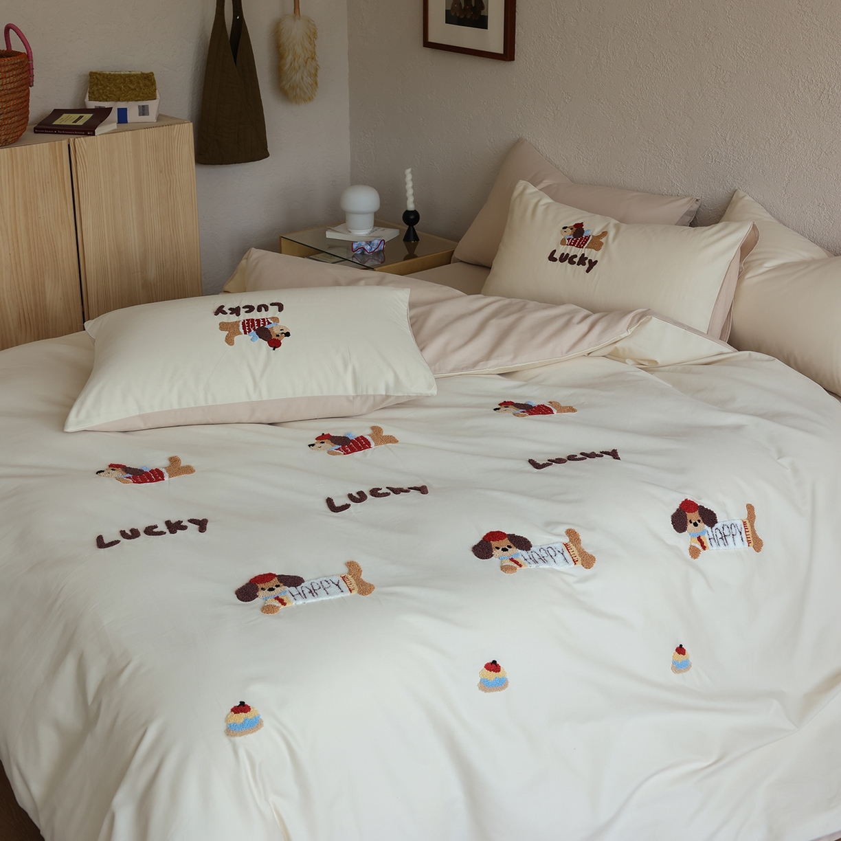 91家纺网 家纺一手货源 找家纺 时光里 2025新款全棉100S卡通风磨毛毛巾绣四件套 幸运腊肠狗