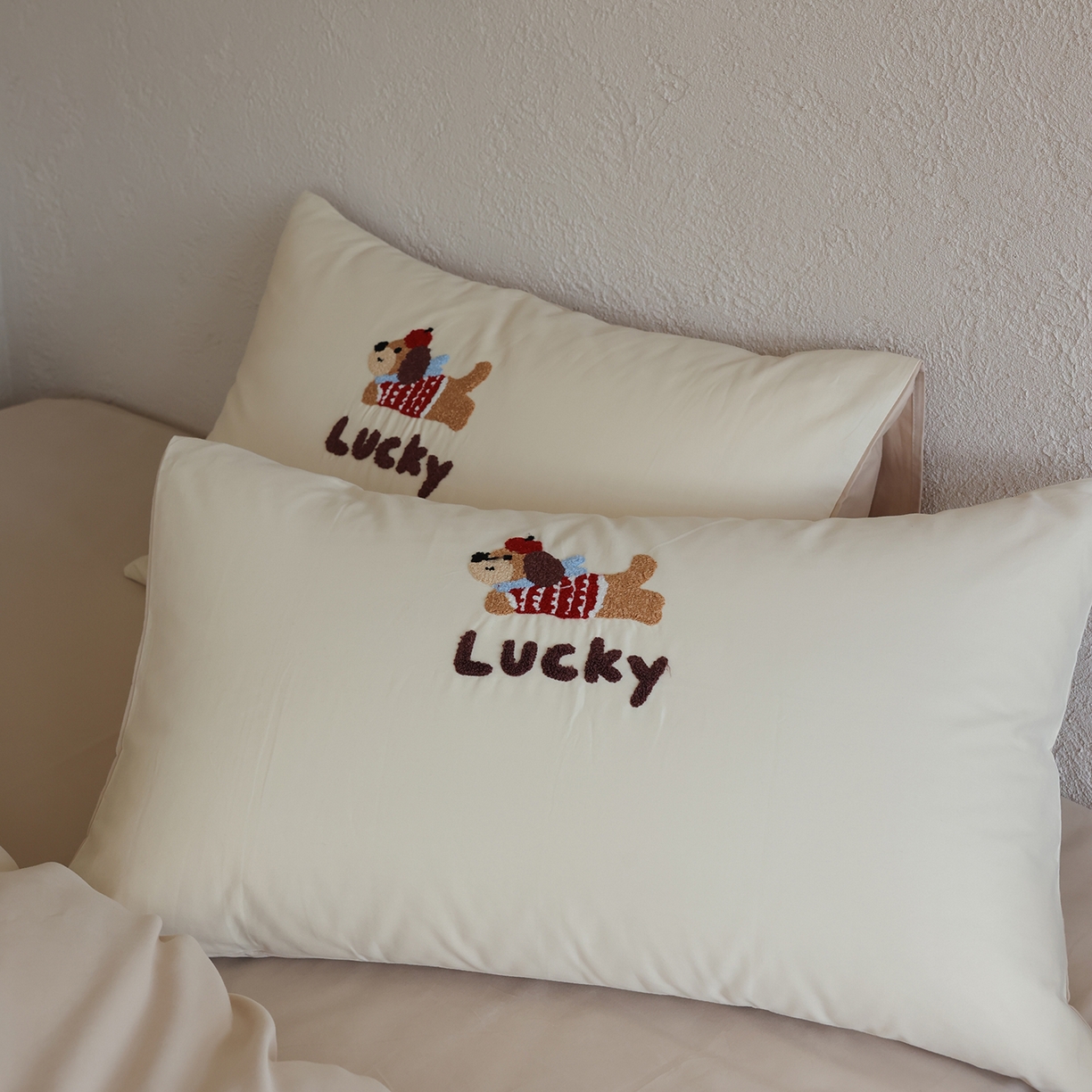 91家纺网 家纺一手货源 找家纺 时光里 2025新款全棉100S卡通风磨毛毛巾绣四件套 幸运腊肠狗