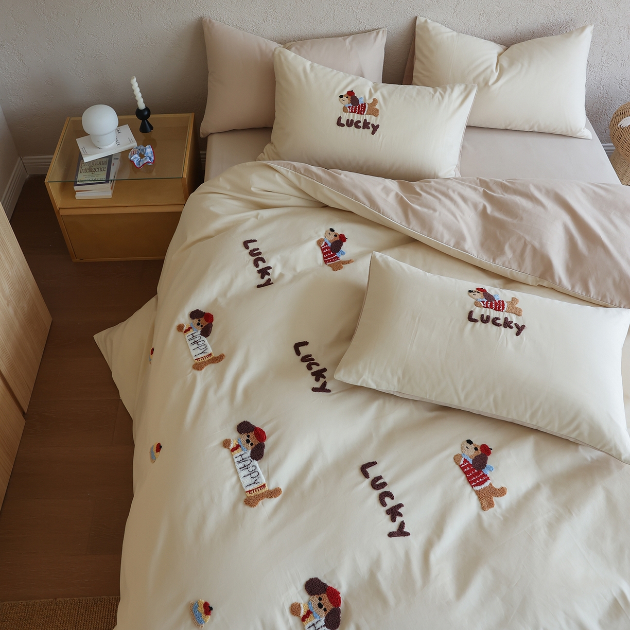 91家纺网 家纺一手货源 找家纺 时光里 2025新款全棉100S卡通风磨毛毛巾绣四件套 幸运腊肠狗