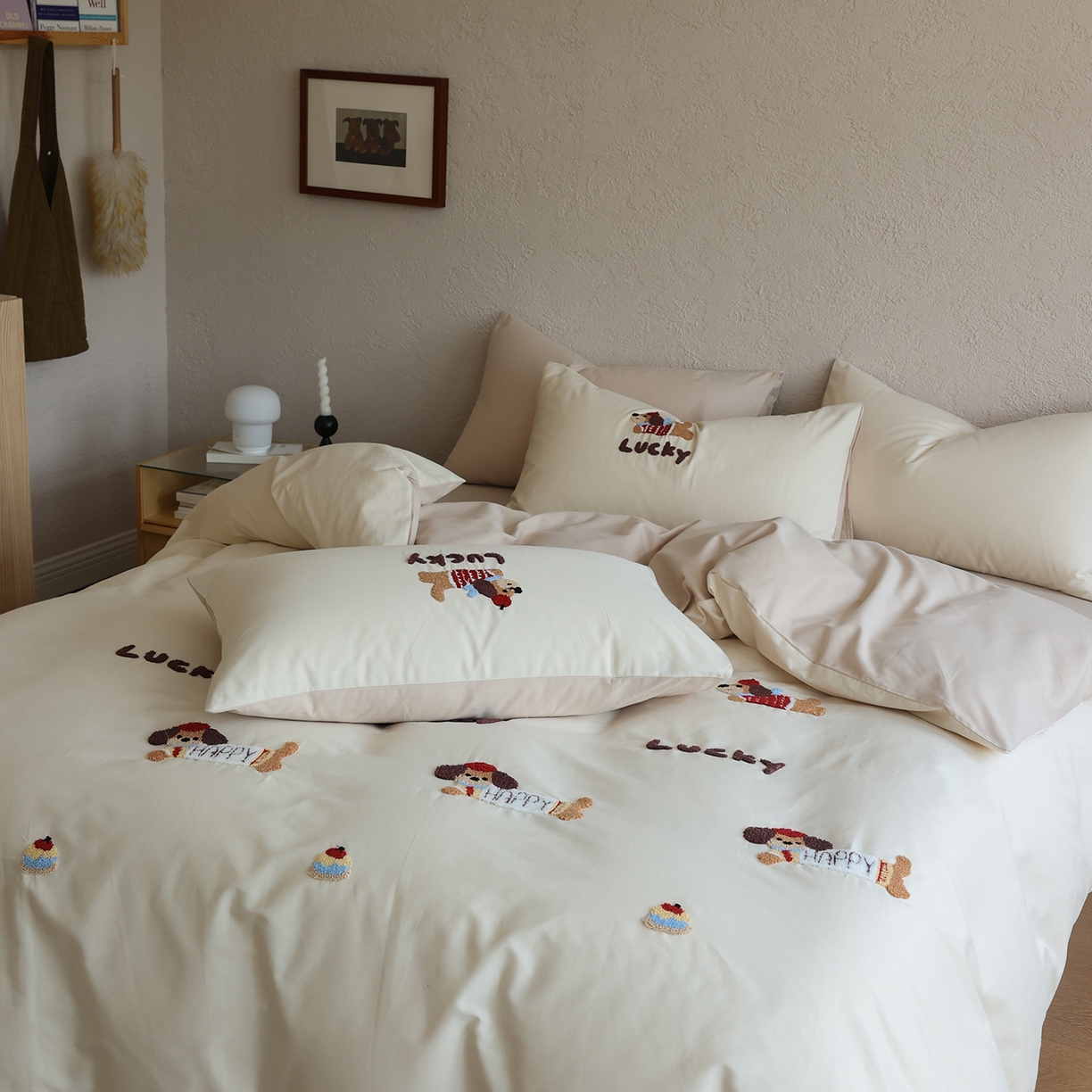 91家纺网 家纺一手货源 找家纺 时光里 2025新款全棉100S卡通风磨毛毛巾绣四件套 幸运腊肠狗