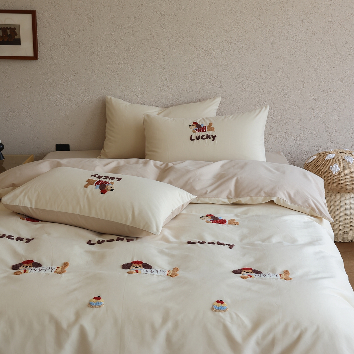 91家纺网 家纺一手货源 找家纺 时光里 2025新款全棉100S卡通风磨毛毛巾绣四件套 幸运腊肠狗