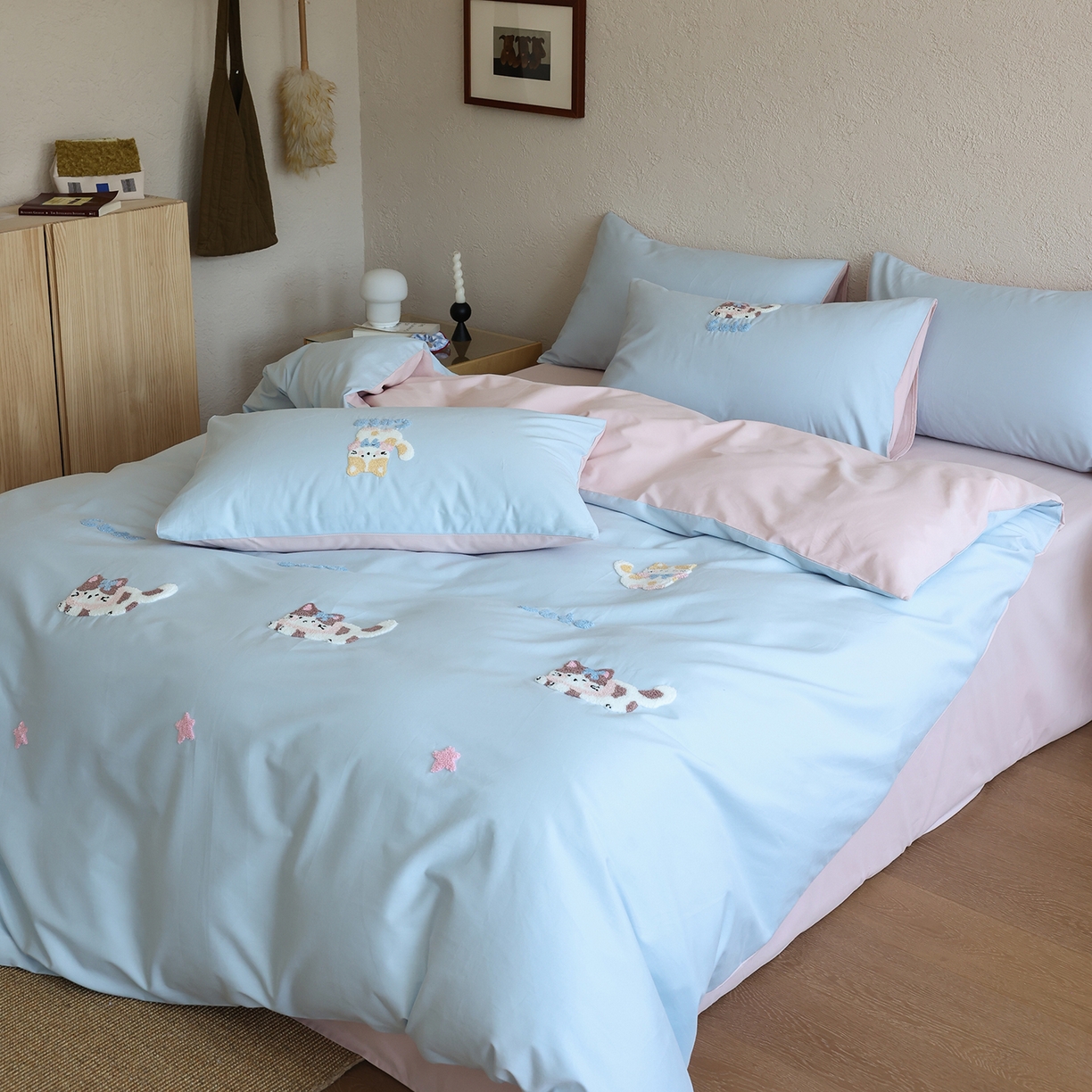 91家纺网 家纺一手货源 找家纺 时光里 2025新款全棉100S卡通风磨毛毛巾绣四件套 萌宠小猫咪