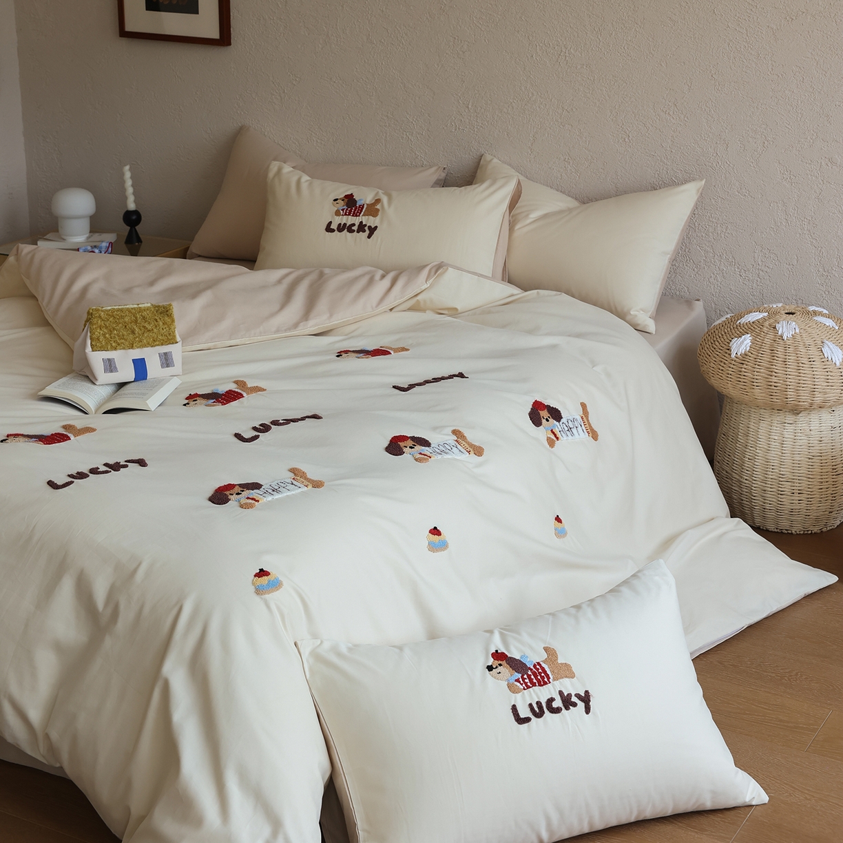 91家纺网 家纺一手货源 找家纺 时光里 2025新款全棉100S卡通风磨毛毛巾绣四件套 幸运腊肠狗