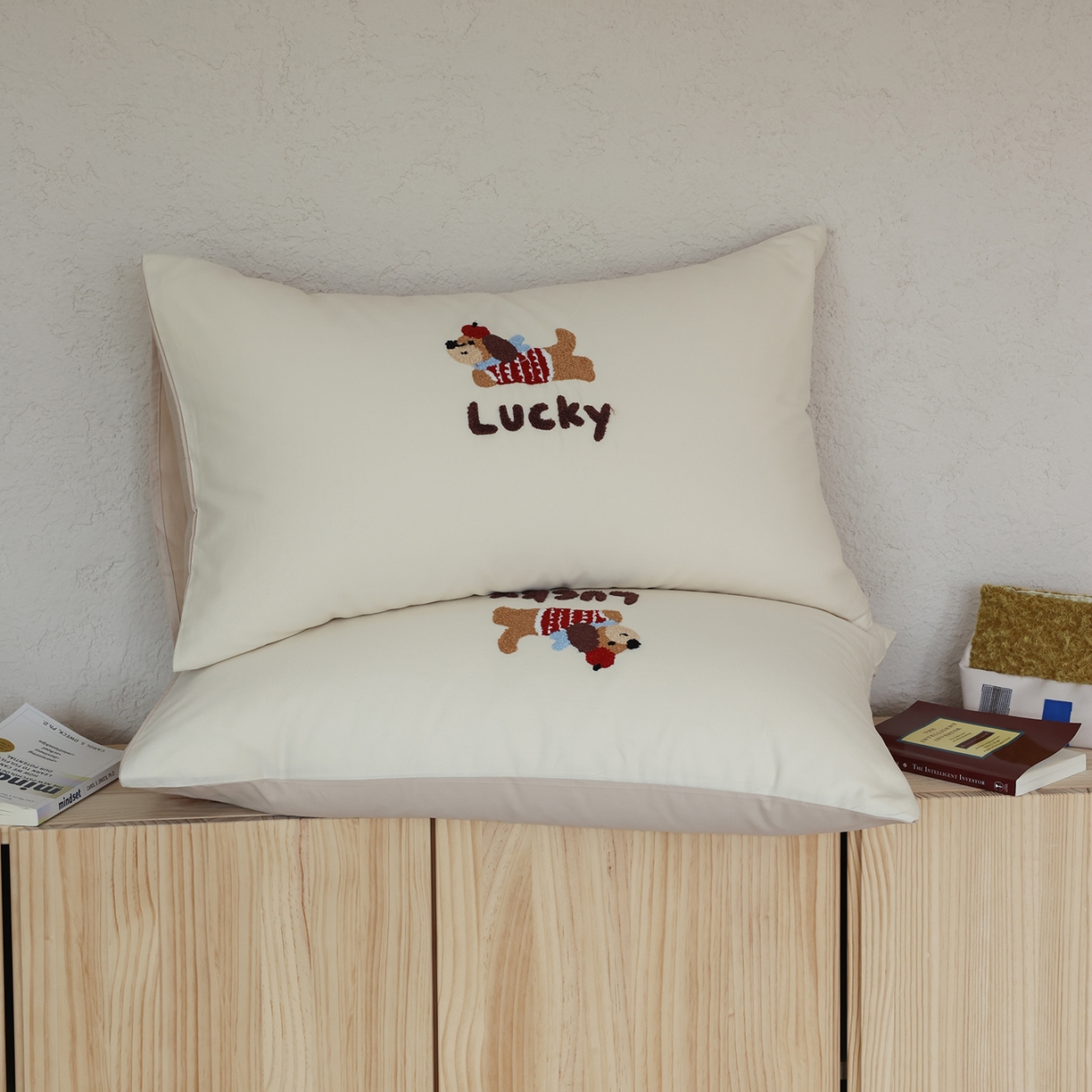 91家纺网 家纺一手货源 找家纺 时光里 2025新款全棉100S卡通风磨毛毛巾绣四件套 幸运腊肠狗