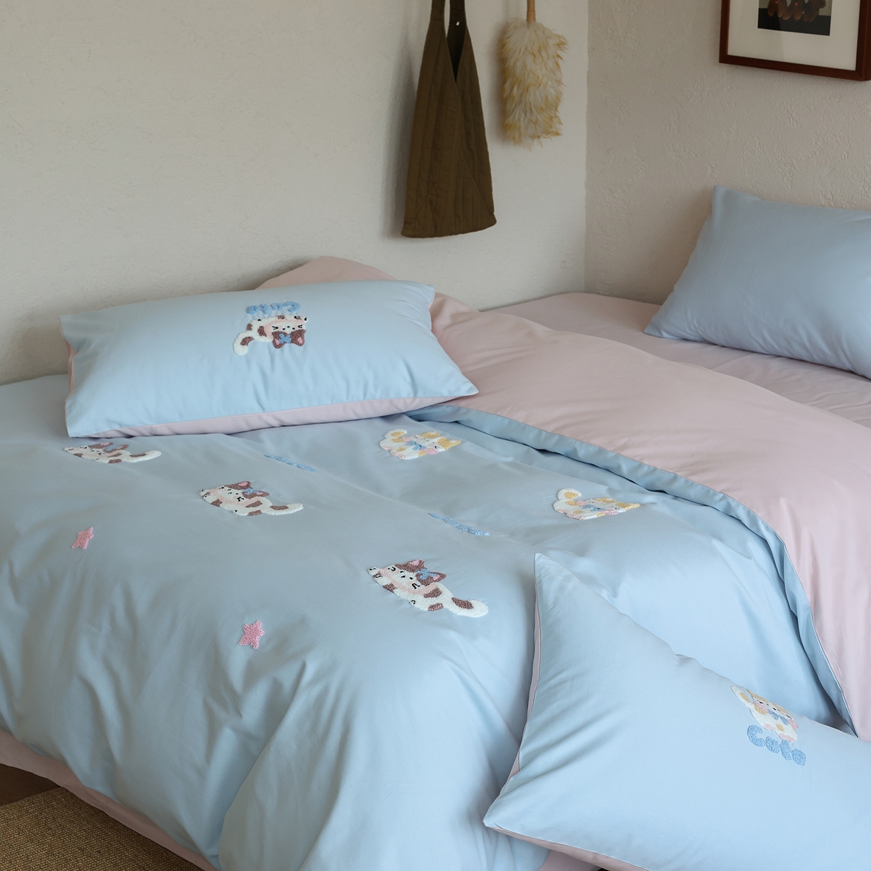 91家纺网 家纺一手货源 找家纺 时光里 2025新款全棉100S卡通风磨毛毛巾绣四件套 萌宠小猫咪