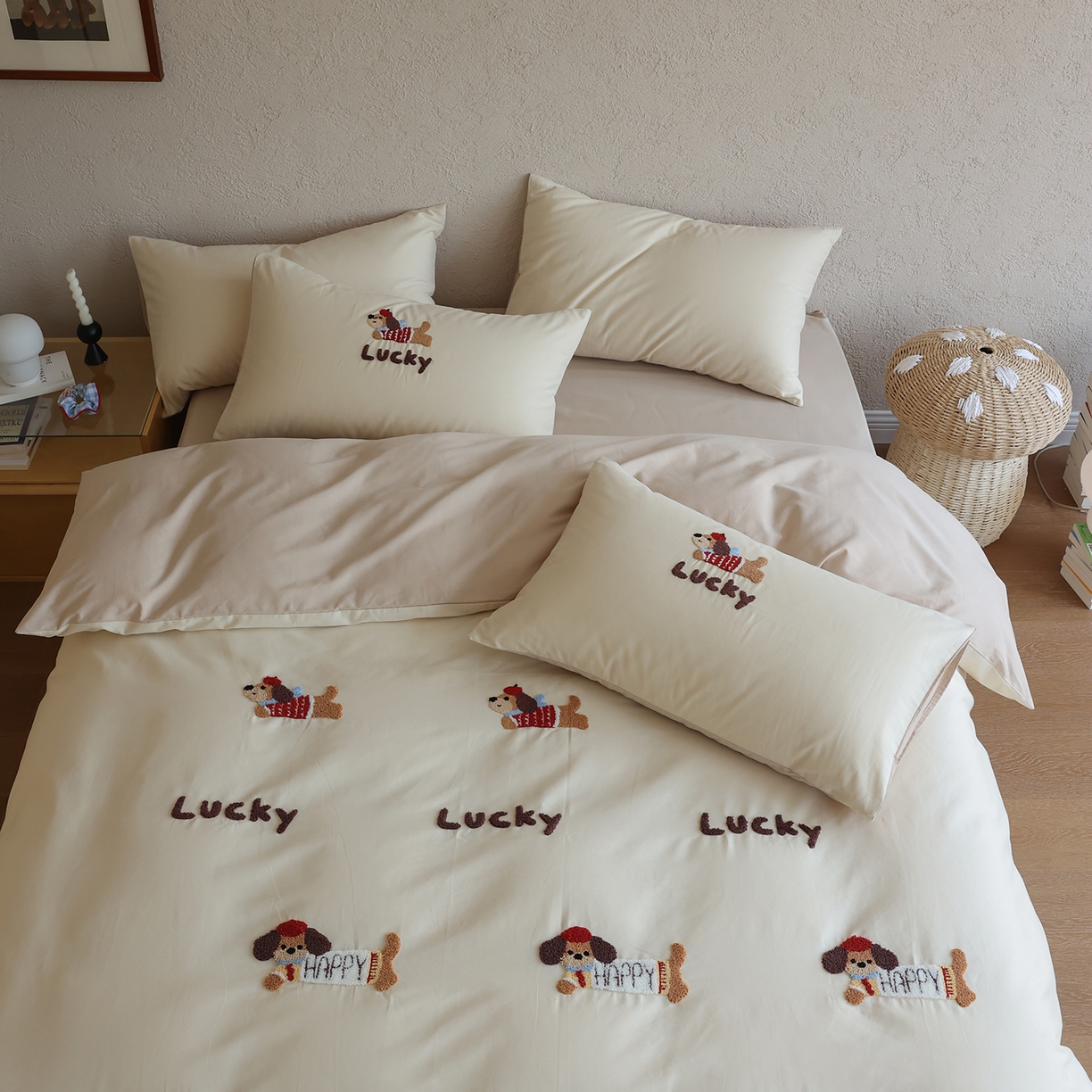 91家纺网 家纺一手货源 找家纺 时光里 2025新款全棉100S卡通风磨毛毛巾绣四件套 幸运腊肠狗