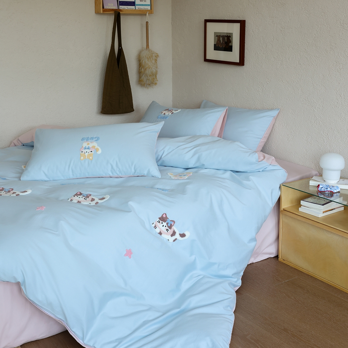 91家纺网 家纺一手货源 找家纺 时光里 2025新款全棉100S卡通风磨毛毛巾绣四件套 萌宠小猫咪