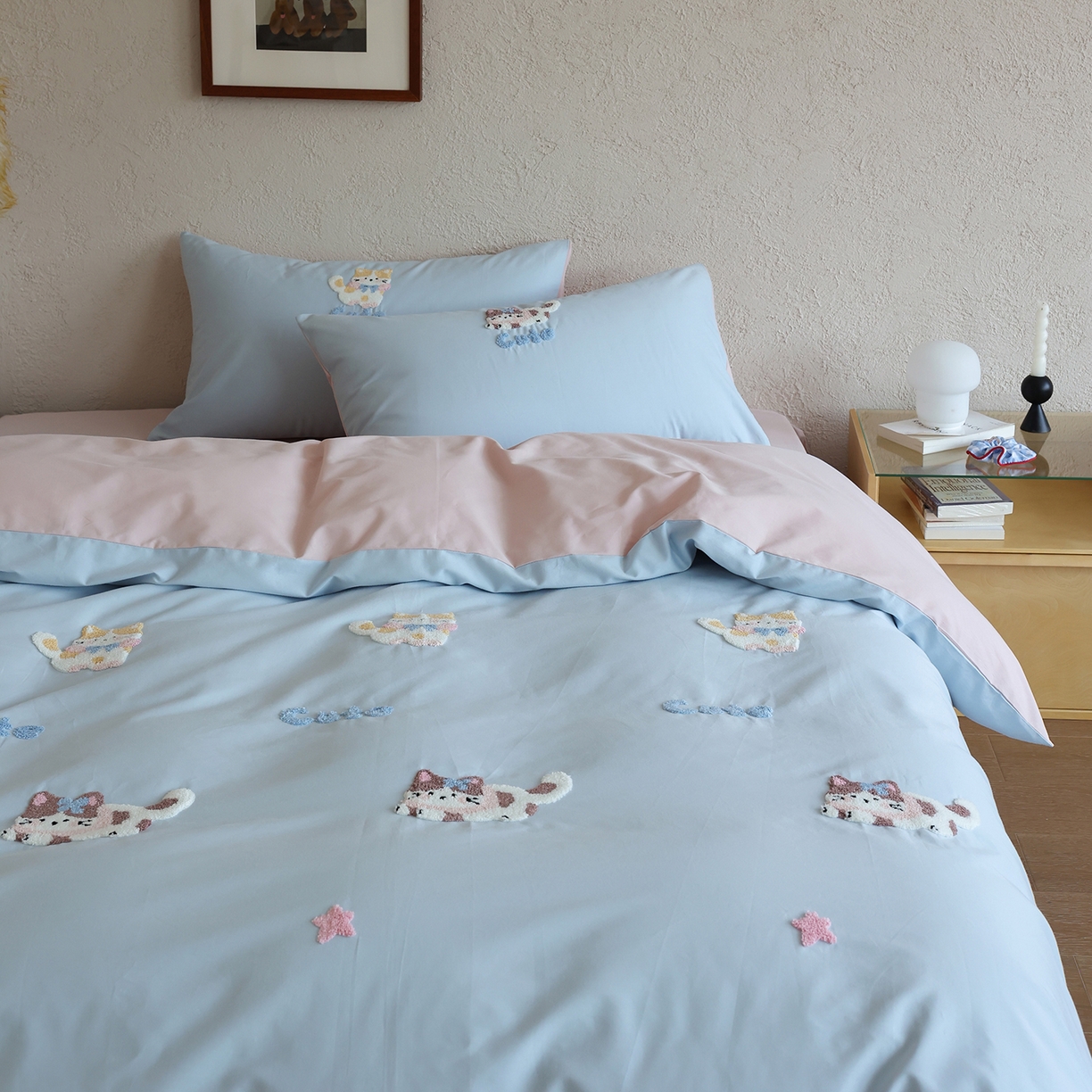 91家纺网 家纺一手货源 找家纺 时光里 2025新款全棉100S卡通风磨毛毛巾绣四件套 萌宠小猫咪