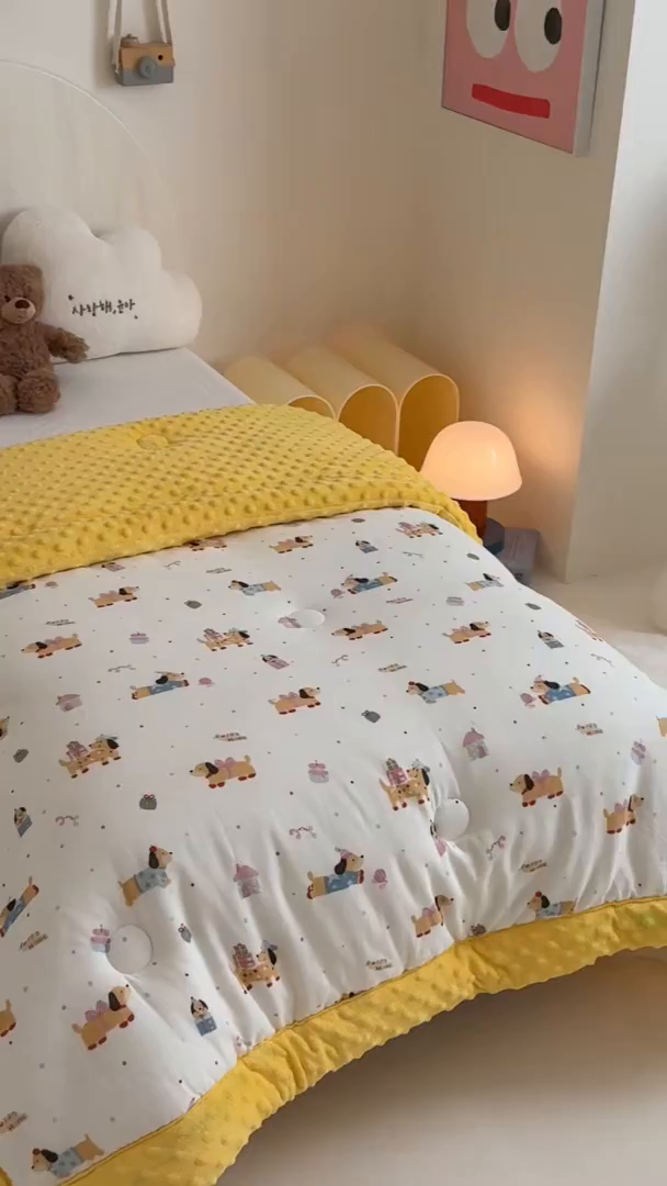 91家纺网 家纺一手货源 找家纺 嗨生活 2025新款全棉双层纱豆豆被儿童被春秋被冬被幼儿园被子系列 可爱腊肠狗