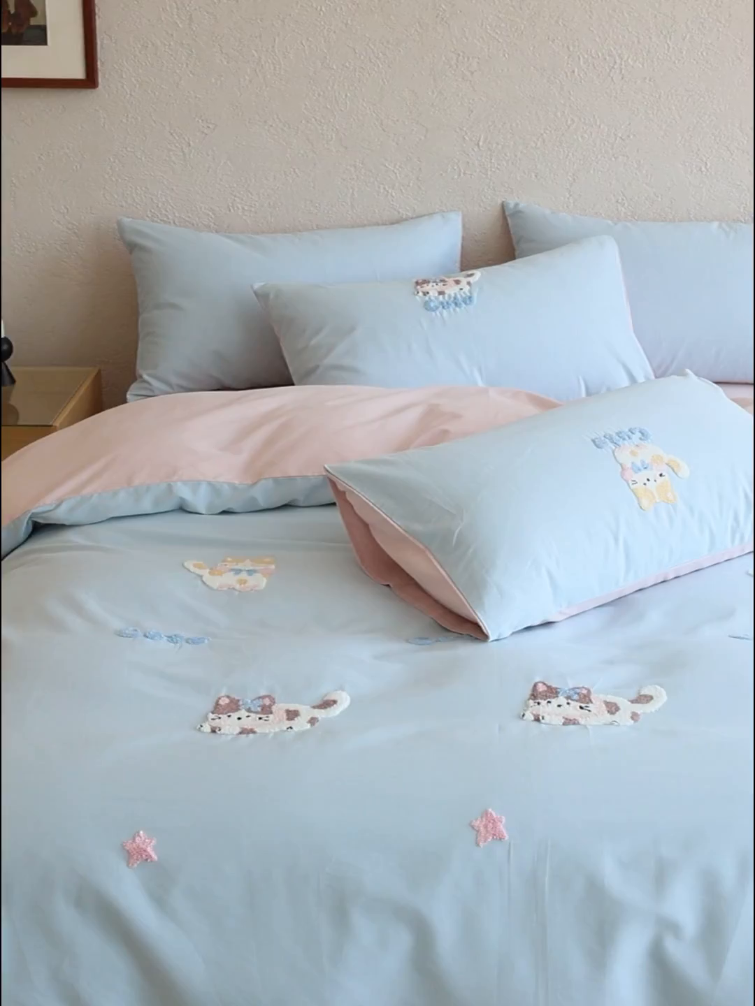 91家纺网 家纺一手货源 找家纺 时光里 2025新款全棉100S卡通风磨毛毛巾绣四件套 萌宠小猫咪