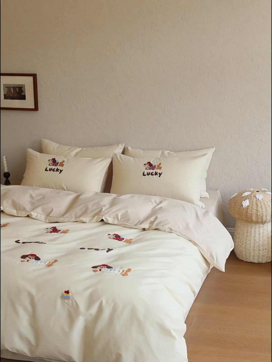 91家纺网 家纺一手货源 找家纺 时光里 2025新款全棉100S卡通风磨毛毛巾绣四件套 幸运腊肠狗