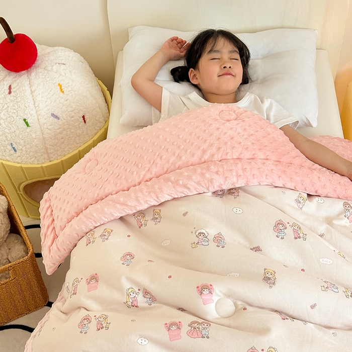 91家纺网 家纺一手货源 找家纺 嗨生活 2025新款全棉双层纱豆豆被儿童被春秋被冬被幼儿园被子系列 幸福女孩