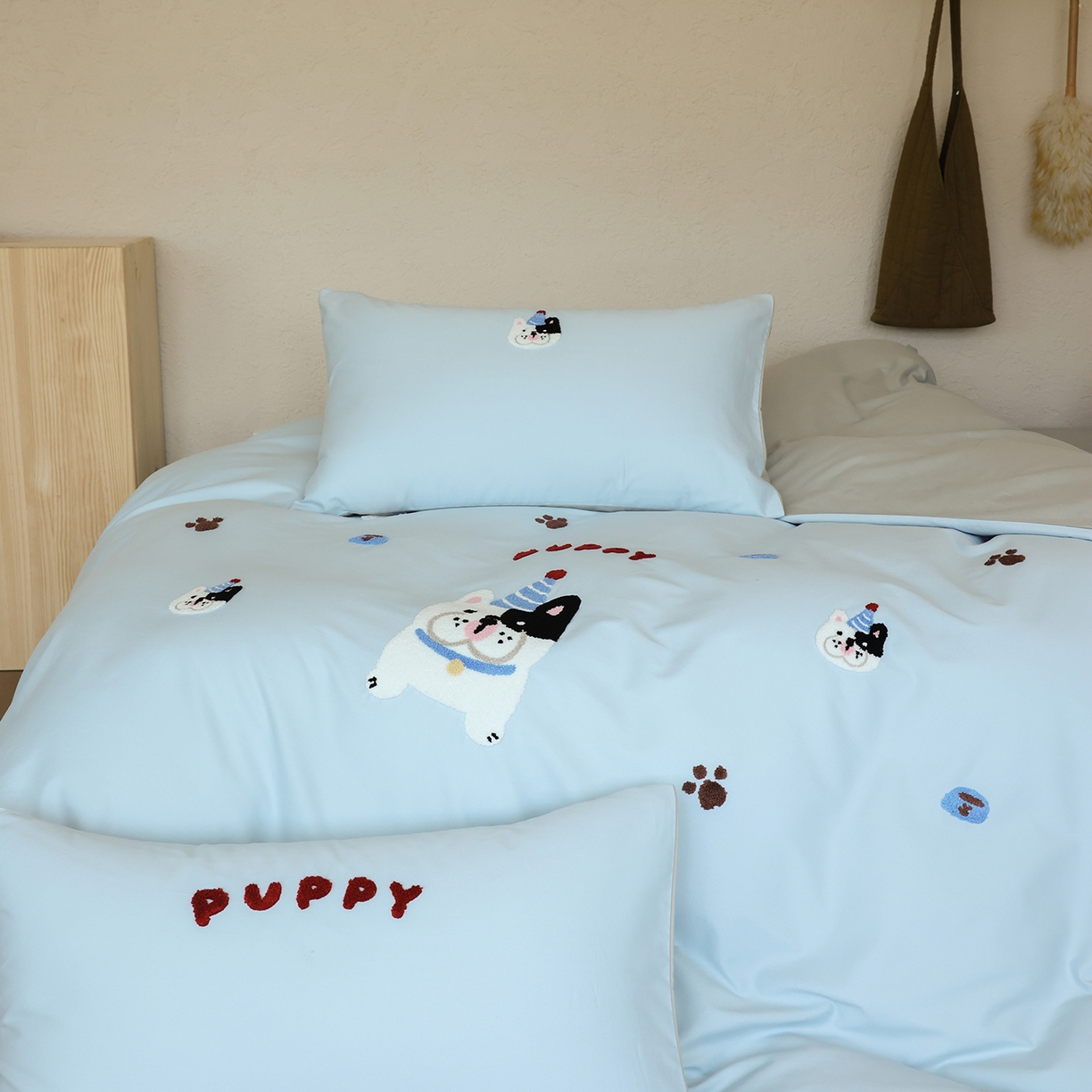 91家纺网 家纺一手货源 找家纺 时光里 2025新款全棉100S卡通风磨毛毛巾绣四件套 呆萌法斗犬