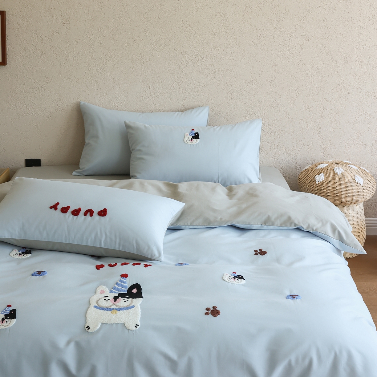 91家纺网 家纺一手货源 找家纺 时光里 2025新款全棉100S卡通风磨毛毛巾绣四件套 呆萌法斗犬