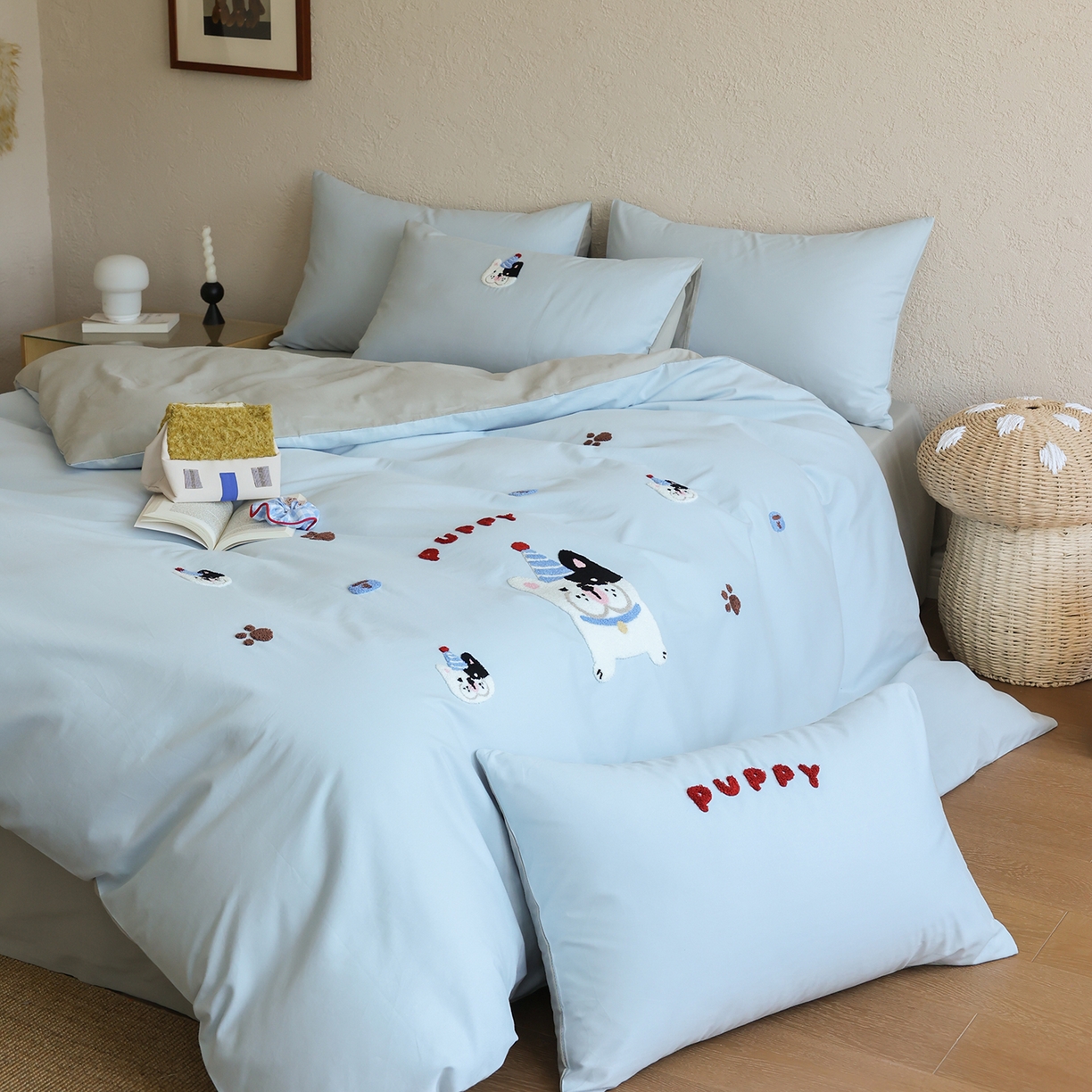 91家纺网 家纺一手货源 找家纺 时光里 2025新款全棉100S卡通风磨毛毛巾绣四件套 呆萌法斗犬