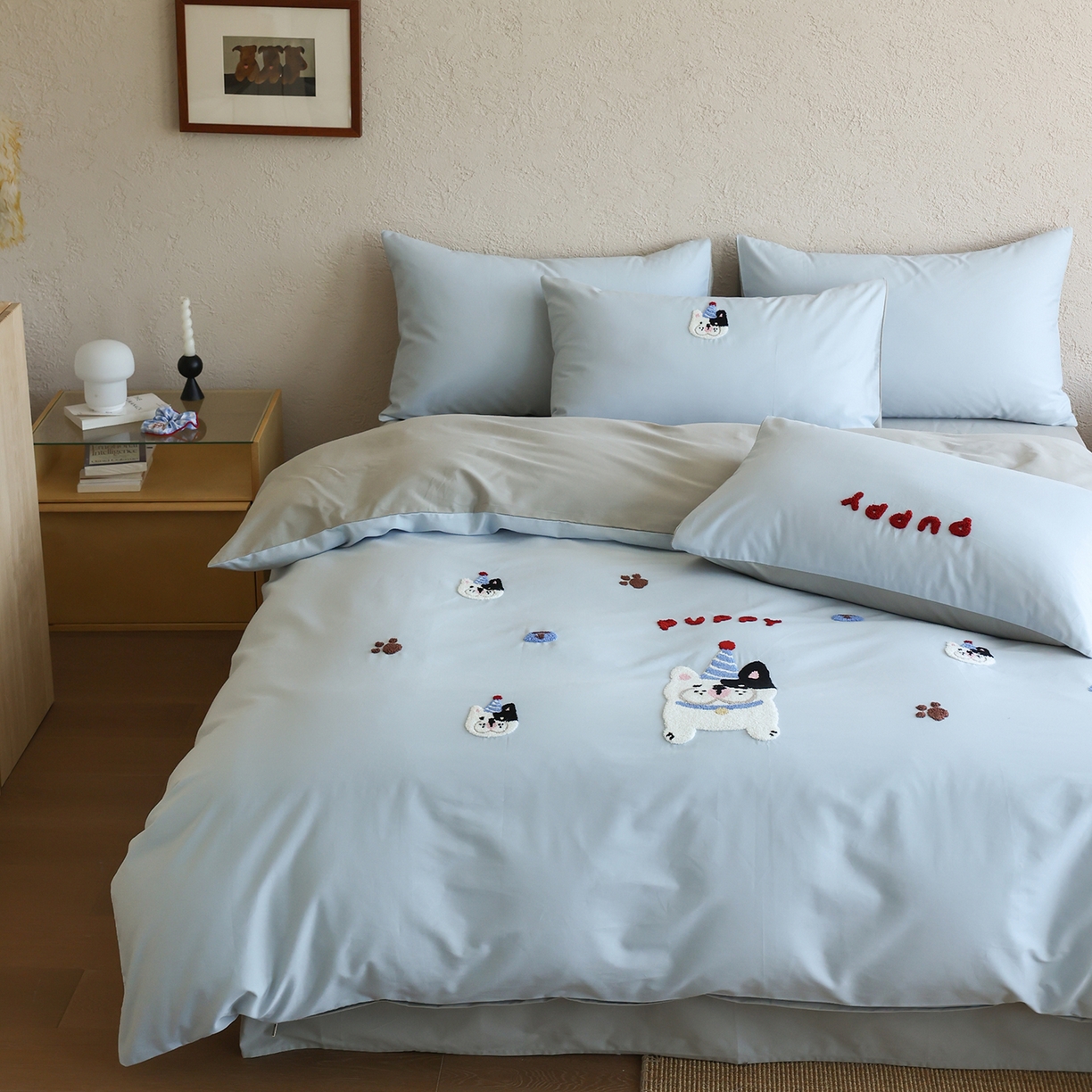 91家纺网 家纺一手货源 找家纺 时光里 2025新款全棉100S卡通风磨毛毛巾绣四件套 呆萌法斗犬