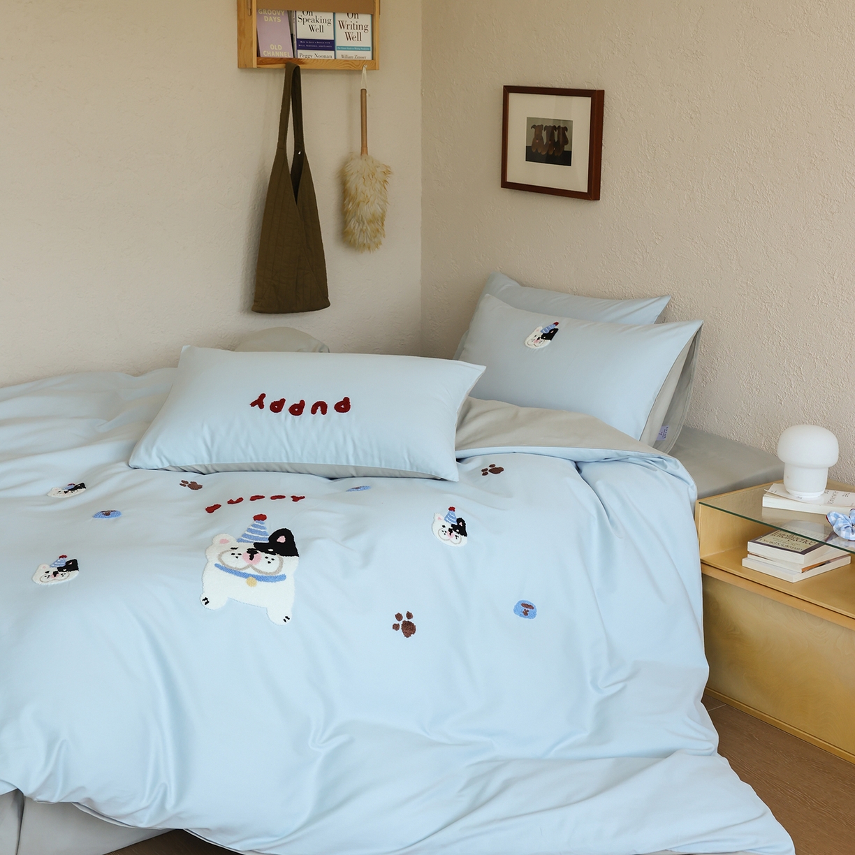 91家纺网 家纺一手货源 找家纺 时光里 2025新款全棉100S卡通风磨毛毛巾绣四件套 呆萌法斗犬