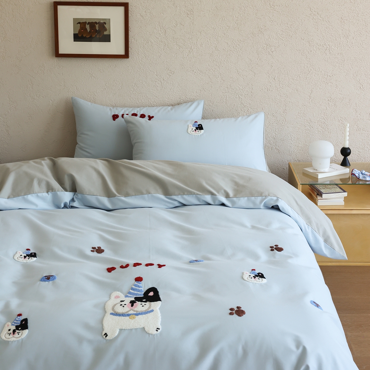 91家纺网 家纺一手货源 找家纺 时光里 2025新款全棉100S卡通风磨毛毛巾绣四件套 呆萌法斗犬