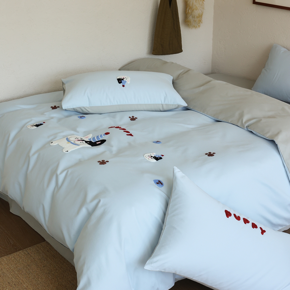 91家纺网 家纺一手货源 找家纺 时光里 2025新款全棉100S卡通风磨毛毛巾绣四件套 呆萌法斗犬