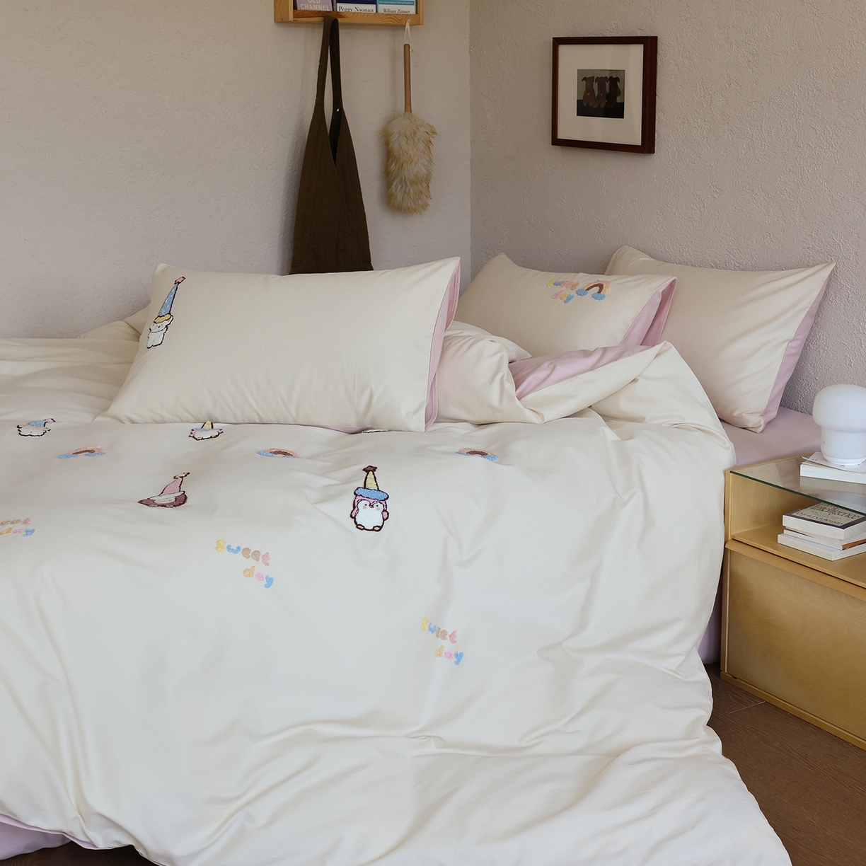 91家纺网 家纺一手货源 找家纺 时光里 2025新款全棉100S卡通风磨毛毛巾绣四件套 快乐小红帽